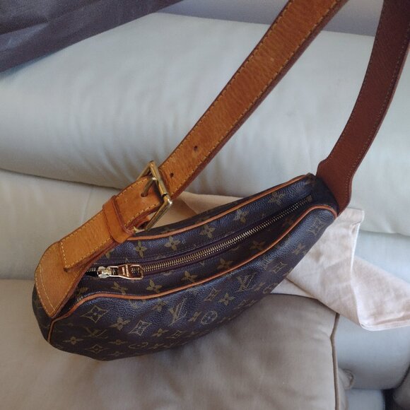RARE Cute Authentic Louis Vuitton Crescent Bag๐น - Picture 7 of 13